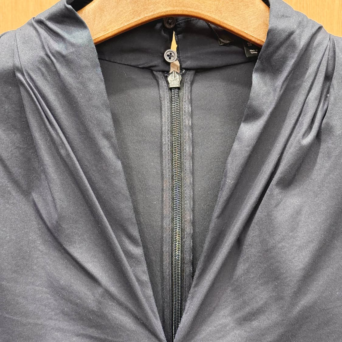 코스 미니멀 드레이프 넥 긴팔 블라우스 백지퍼 디테일 네이비 상품이미지6