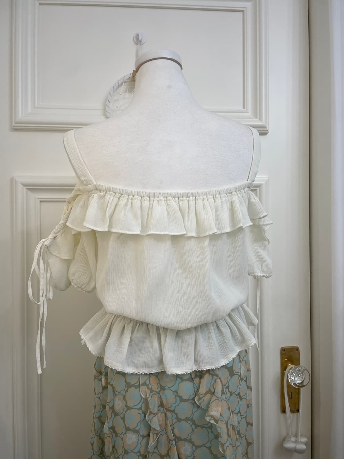 cream lace-up off shoulder ruffle blouse 상품이미지4