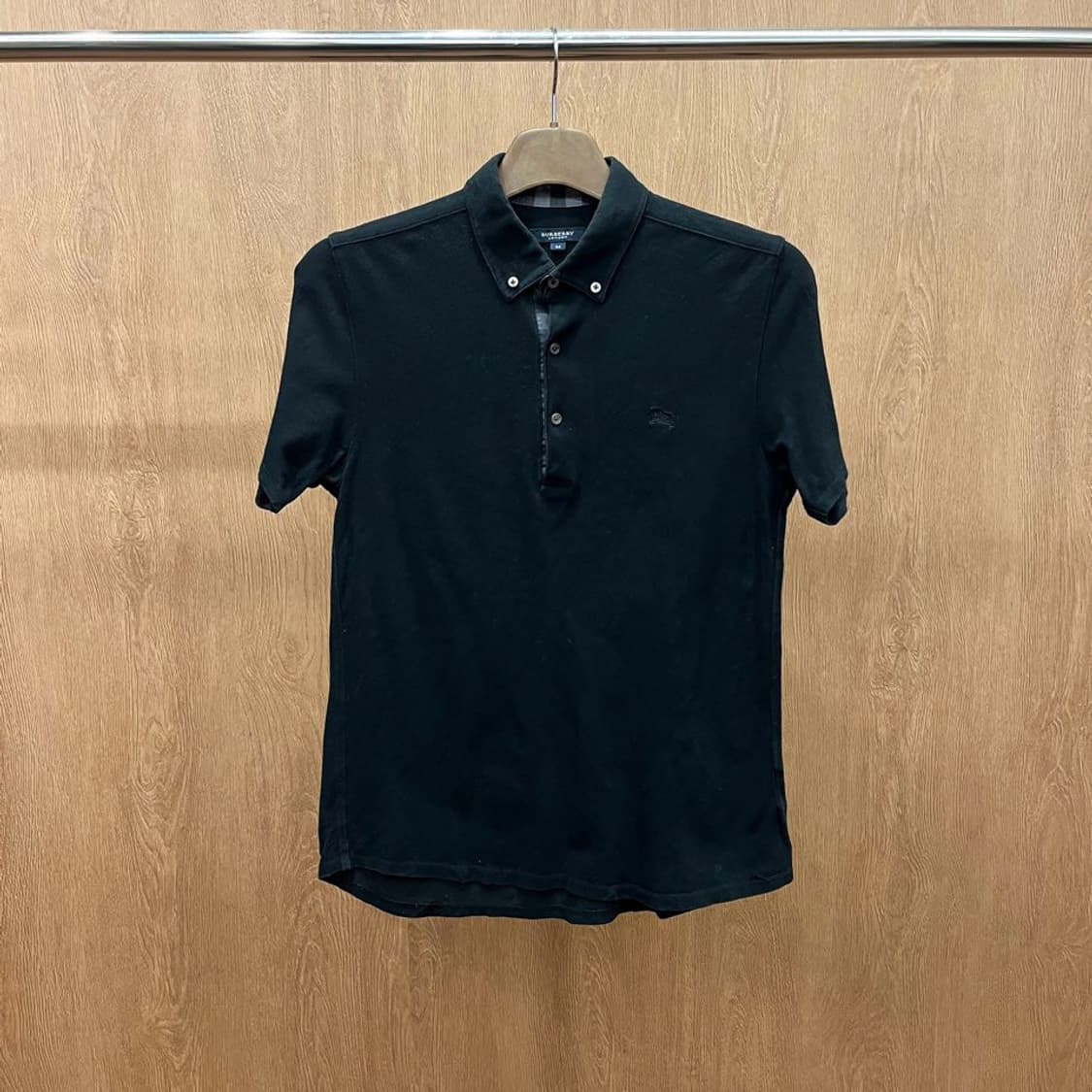 버버리 런던 코튼 카라 티셔츠 로고 자수 버튼 클로징 디테일 블랙 상품이미지2
