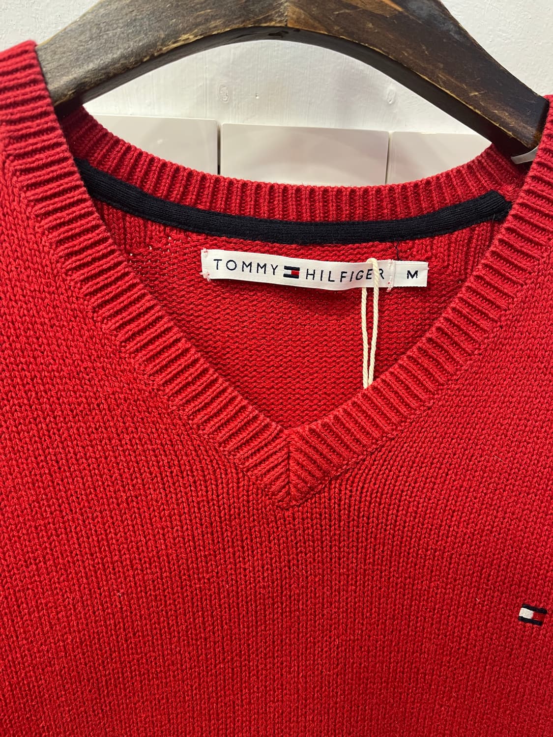 타미힐피거 레드 브이넥니트 상품이미지3