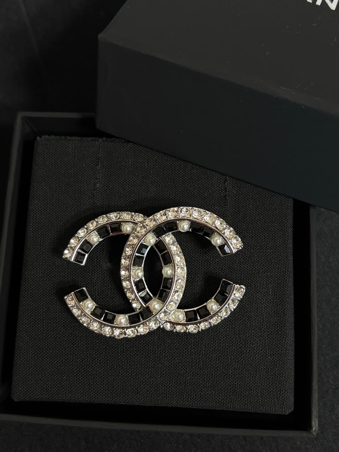 샤넬 정품 업사이클링 cc로고 블랙 메탈 크리스탈 브로치 상품이미지3