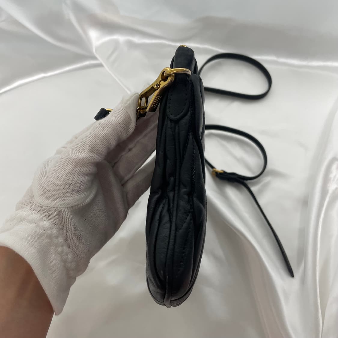 미우미우 블랙 마테라쎄 크로스백 단품 상품이미지5