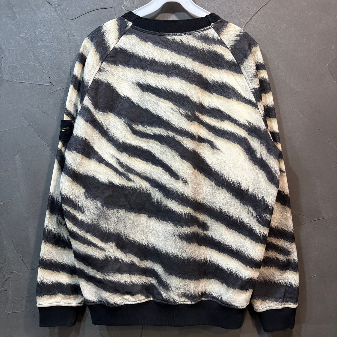 [L] STONE ISLAND 스톤아일랜드 타이거 프린팅 스웻 셔츠 상품이미지6