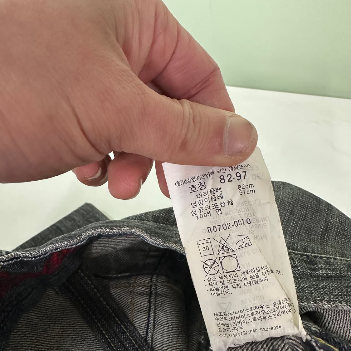 32 L 리바이스702 일자핏 블랙그레이워시드 옐로우스티치 데님팬츠 상품이미지8