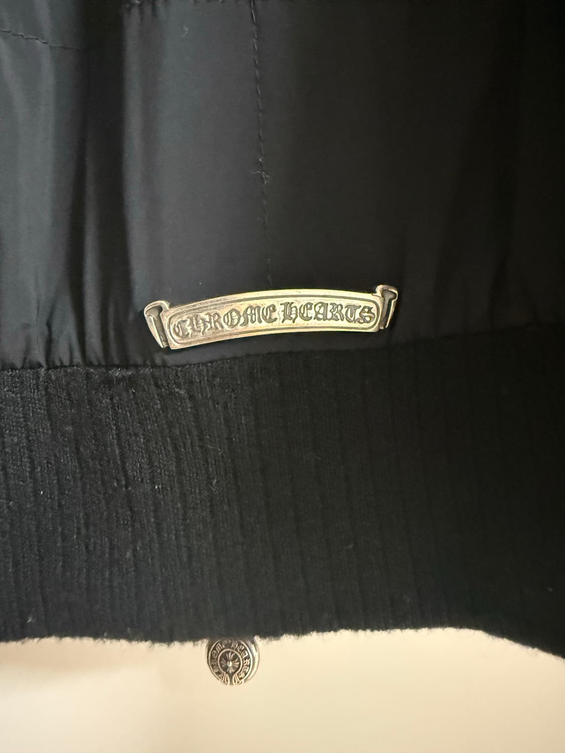 [L] 크롬하츠 크로스 레더패치 퀄티드 나일론 캐시미어 후드 봄버 상품이미지7