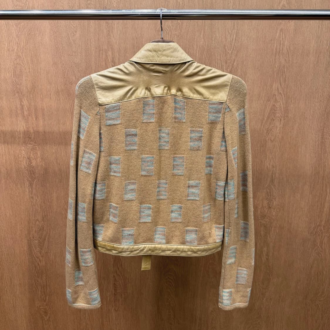 미쏘니 카프스킨 레더 니트 믹스 자켓 불록 패턴 스트랩 디테일 베이지 상품이미지3