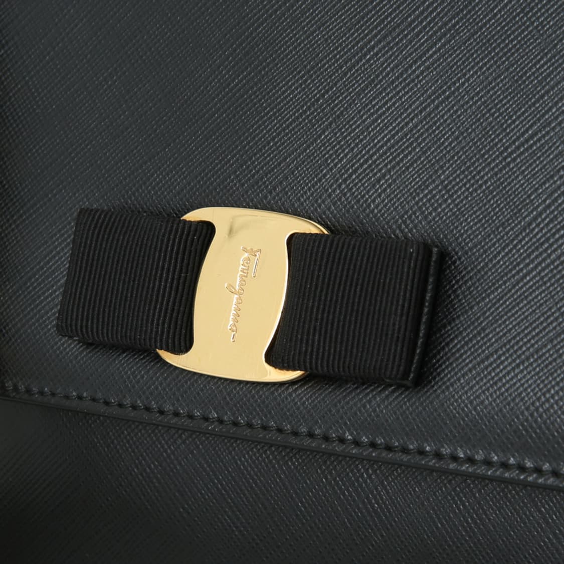 페라가모 지니백 바라 리본 체인 크로스 블랙 미니백 21-E480 상품이미지8