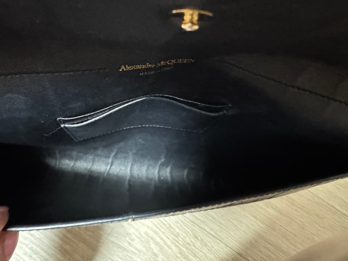 알렉산더 맥퀸 블랙 악어 패턴 클러치 상품이미지3