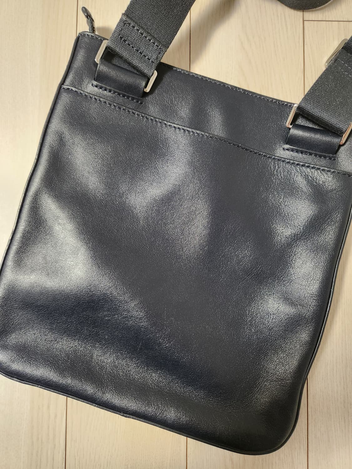 라코스테 네이비 크로스백

생활 스크레치 및 사용감 있어요
오염 하자 없 상품이미지7