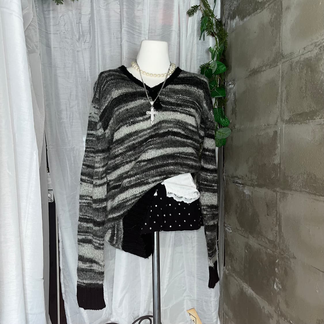 고스펑크 브이넥 단가라 니트 상품이미지1