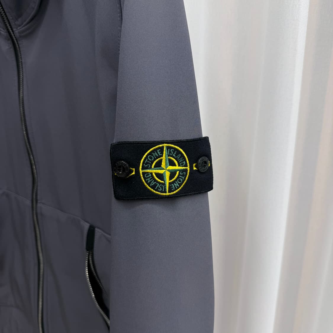 [M] 스톤아일랜드 소프트쉘 바람막이 그레이 상품이미지4