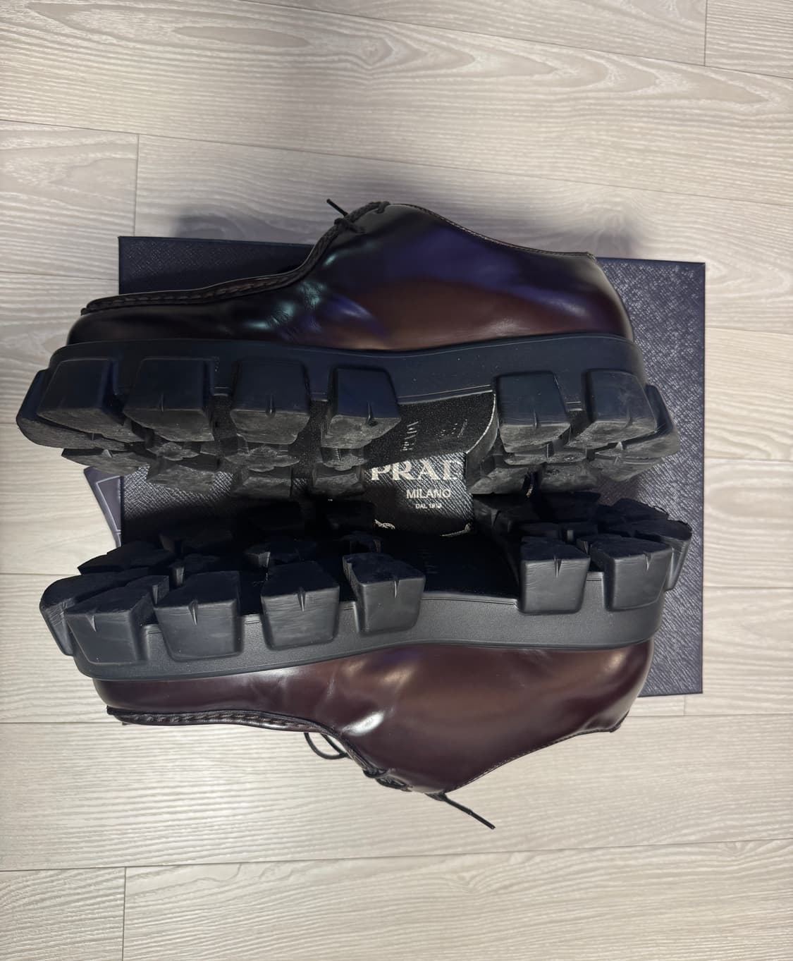 프라다 / 모놀리스 브러시드 가죽 레이스업 로퍼 브라운 / 10 상품이미지3