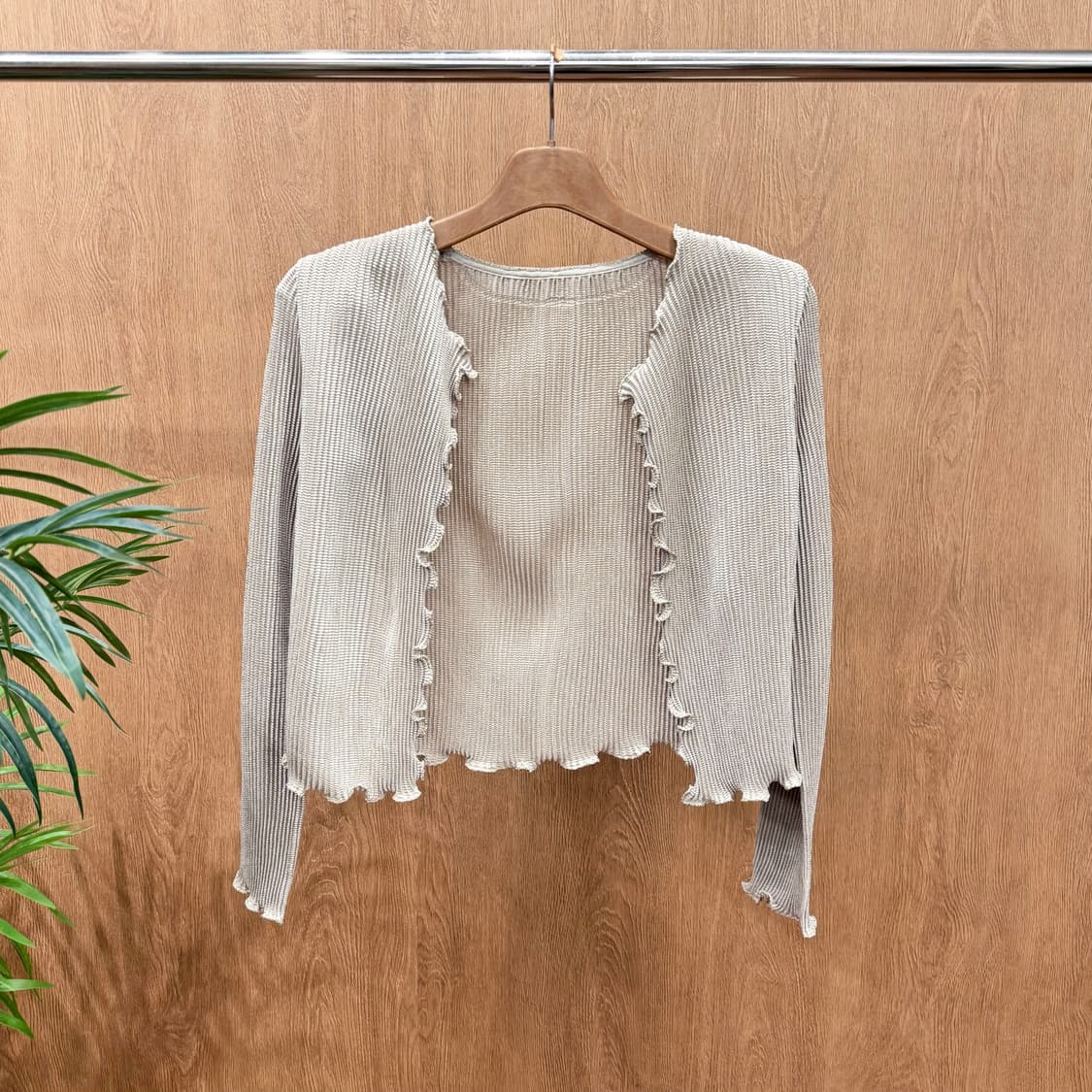 스피치오 크롭 가디건 플리츠 오픈형 웨이브 컷 내추럴 프릴 디테일 베이지 상품이미지1