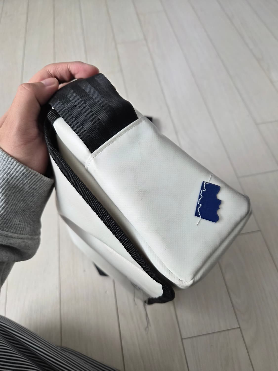 아더에러 트레이스 애드모어 크로스백 화이트 상품이미지5