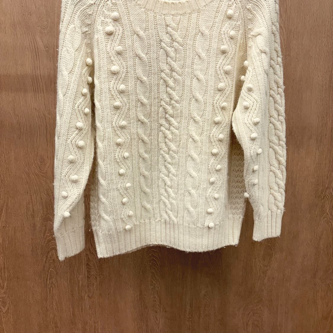 마리오 로시 라운드넥 케이블 긴팔 니트 입체 짜임 보블 디테일 아이보리 상품이미지4