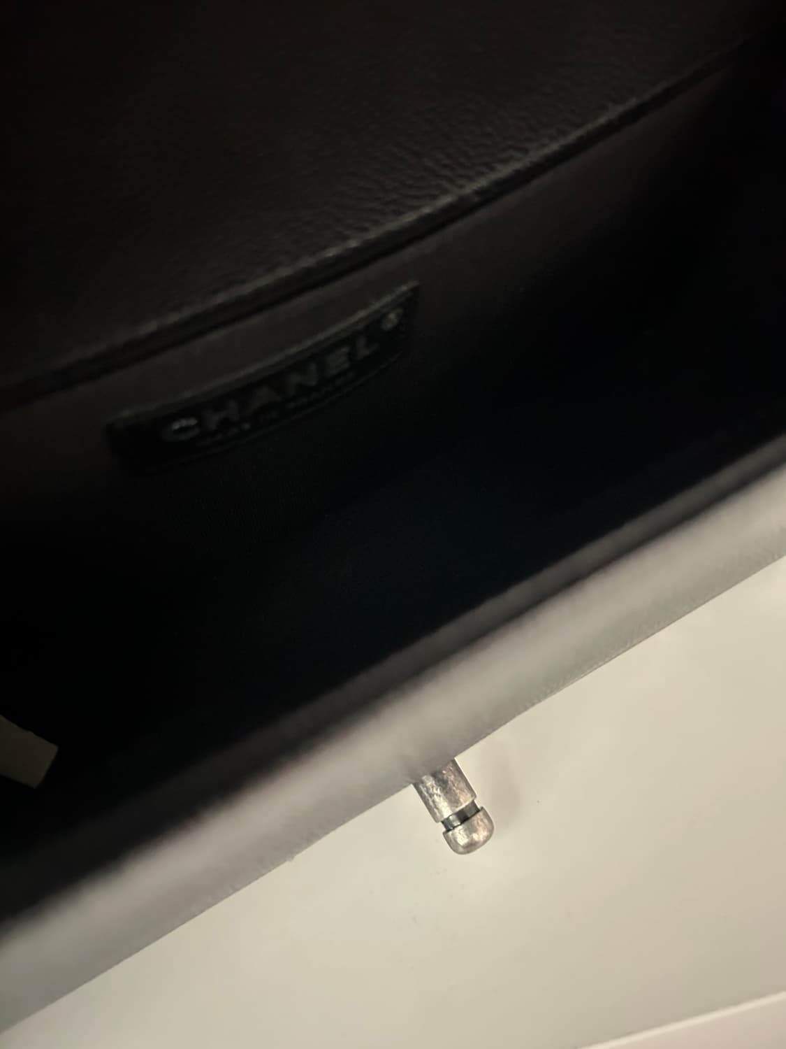 샤넬 보이백 미듐 빈티지 은장 캐비어 상품이미지5