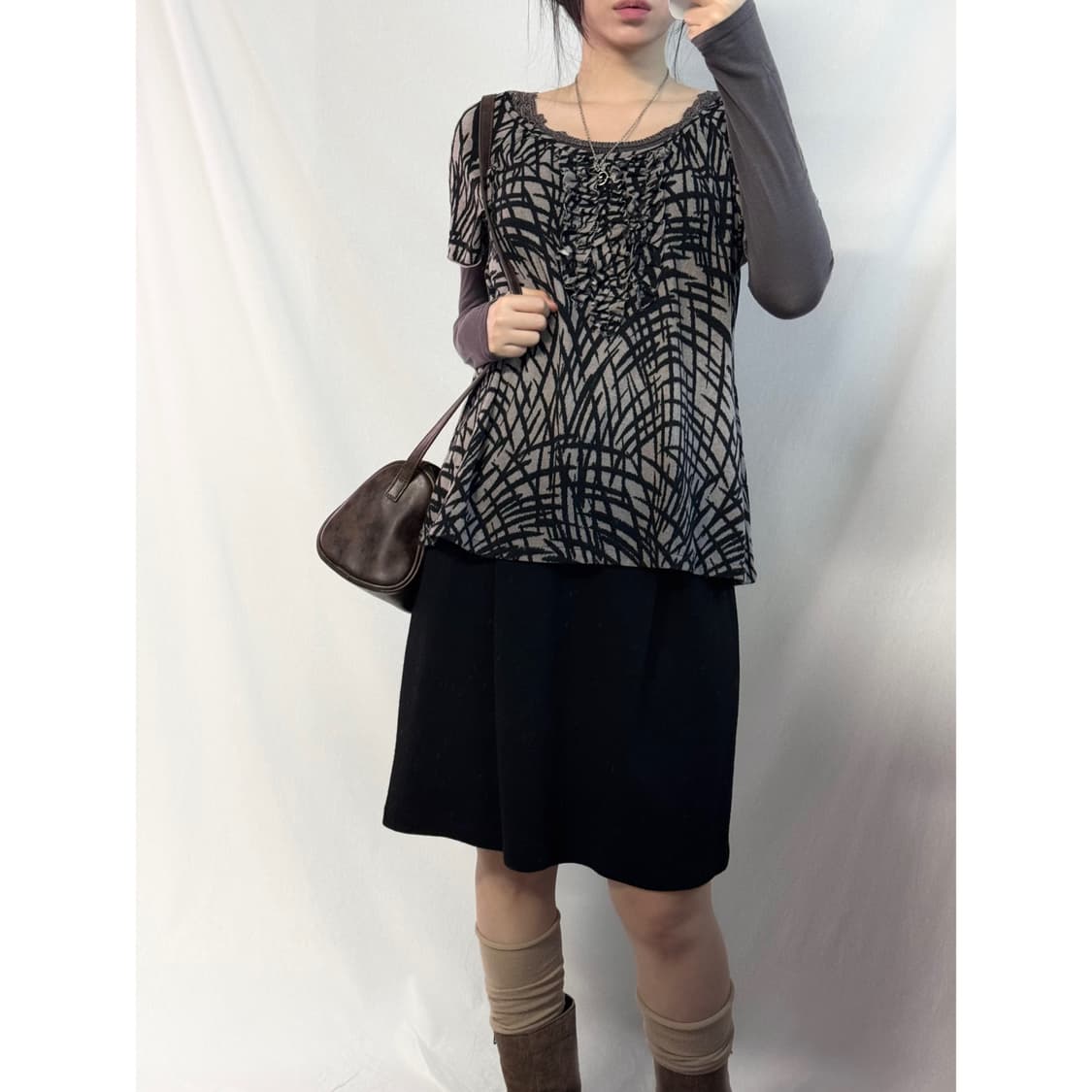 프릴 넥 패턴 디테일 탑 상품이미지1