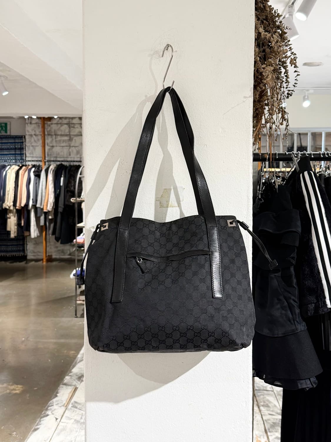 구찌 블랙 GG 캔버스 미디움 토트백 상품이미지2
