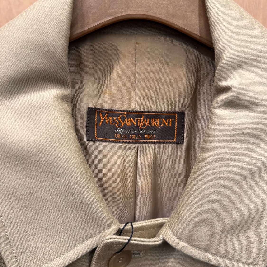 입생로랑 미니멀 싱글 코트 레귤러 카라 사이드 사선 포켓 디테일 베이지 상품이미지6