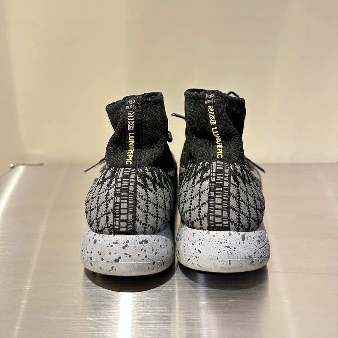 나이키 우먼스 루나에픽 플라이니트 쉴드 블랙 다크그레이 상품이미지4