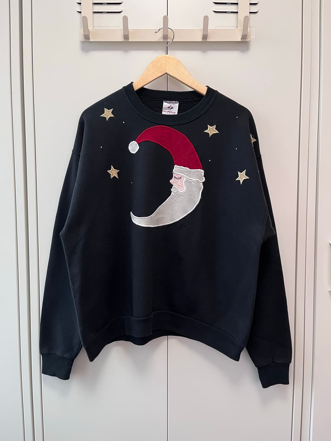 Jerzees 크리스마스 산타 자수 패치 오버핏 맨투맨 상품이미지1