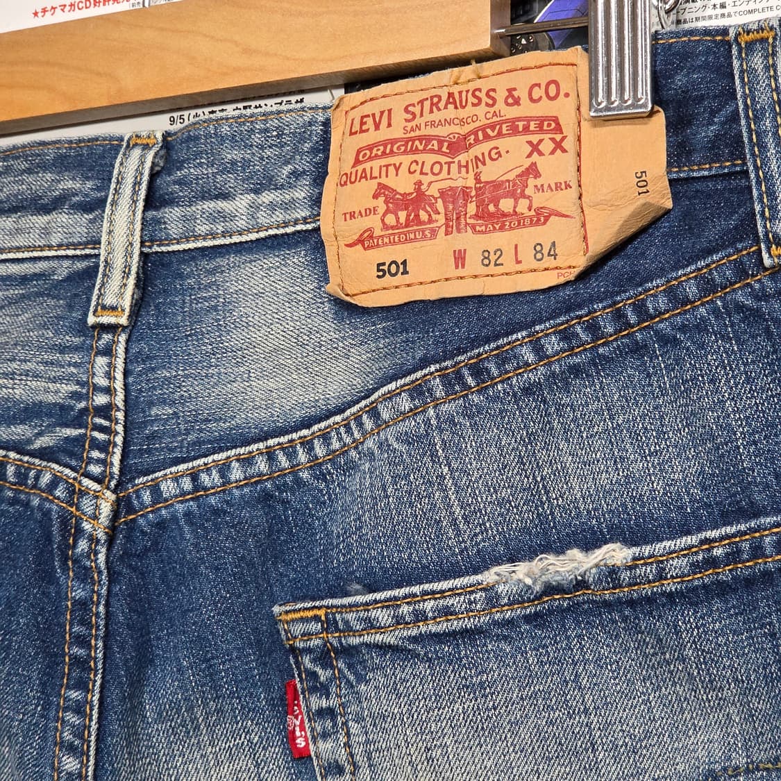 리바이스 501 중청 워싱 버튼플라이 데님 팬츠 상품이미지4