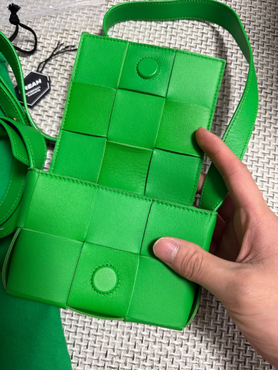 25ss 크림 보테가베네타 미니 카세트백 그린 상품이미지6