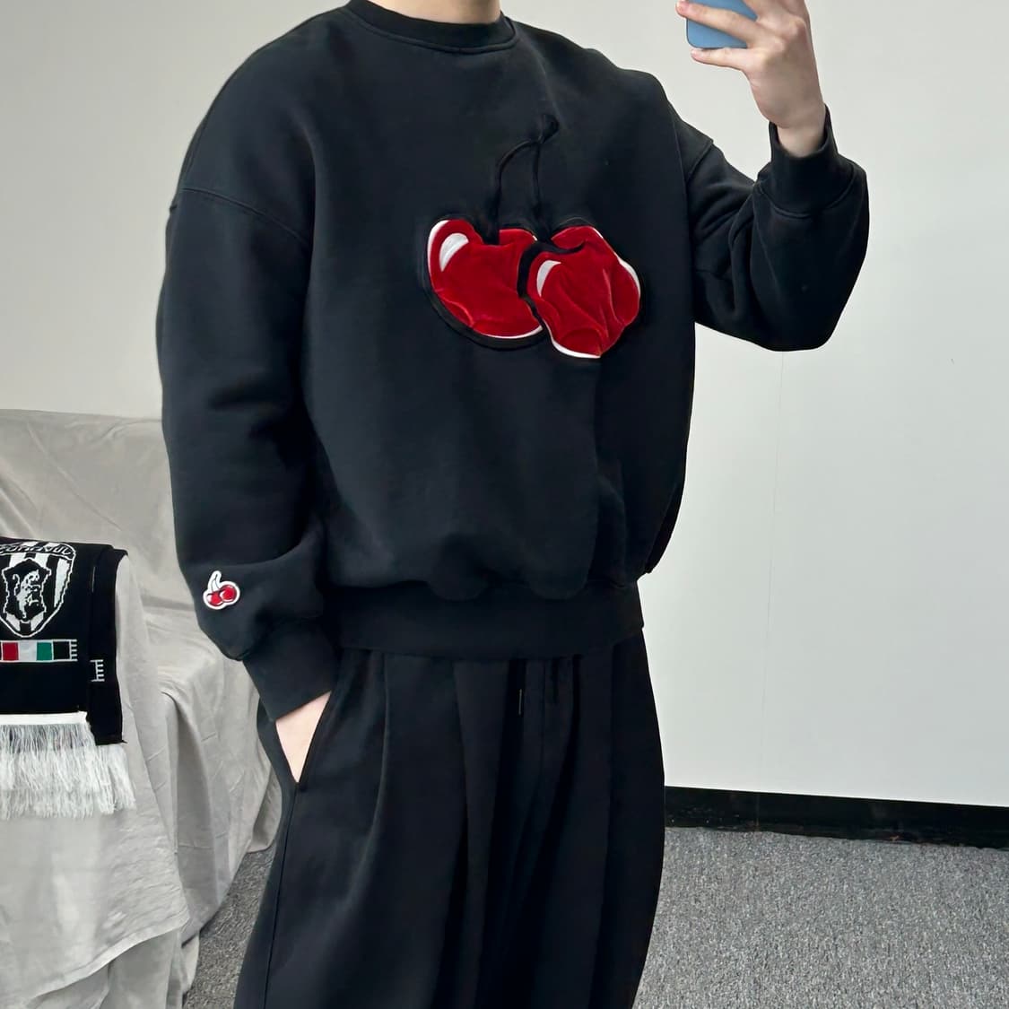 키르시 블랙 빅체리 맨투맨 상품이미지3