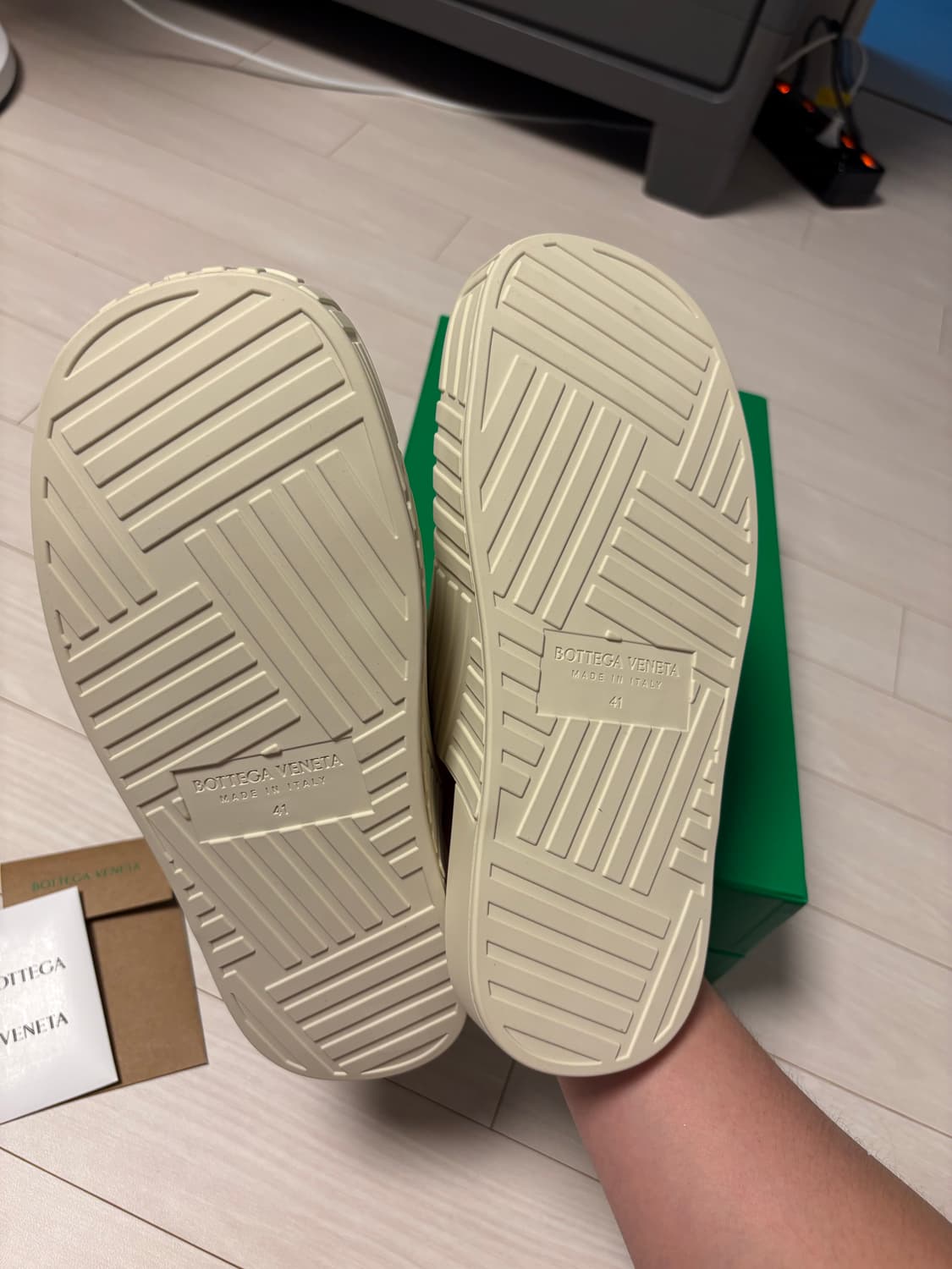 [새상품]보테가 베네타 러버 클로그 슬라이더 씨 솔트 41 상품이미지3