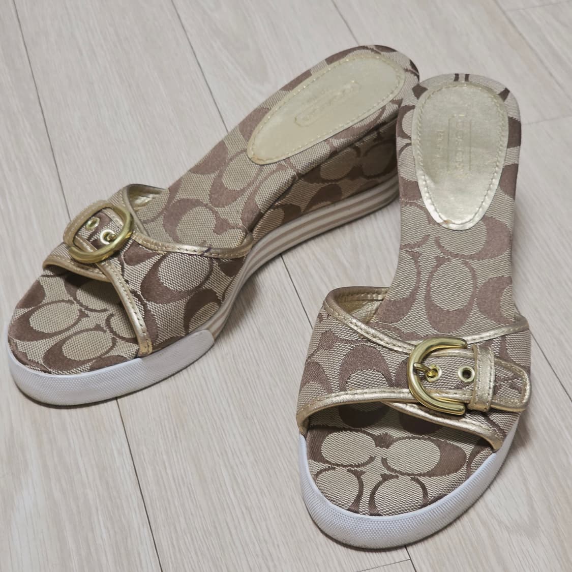 코치 빈티지)시그니처 골드 모노그램  스트랩 웨지힐 페리샌들 y2k힐구두 상품이미지1