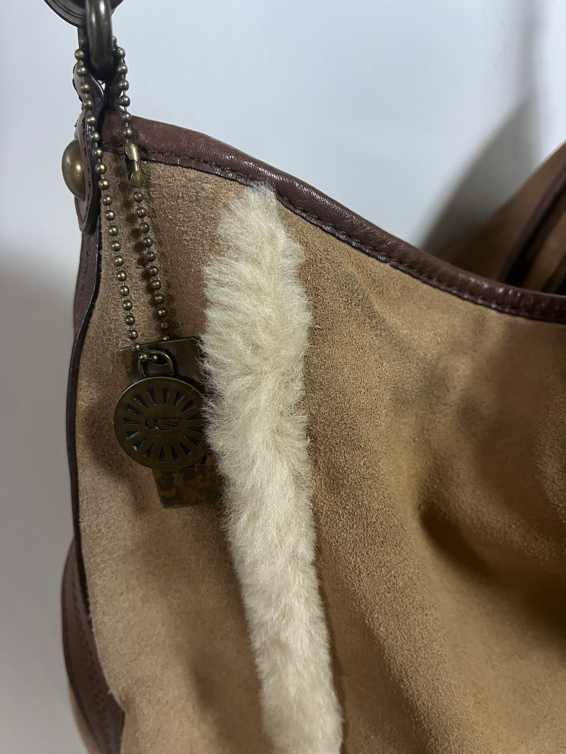 어그 UGG 남여공용 크로스백 가방 상품이미지3