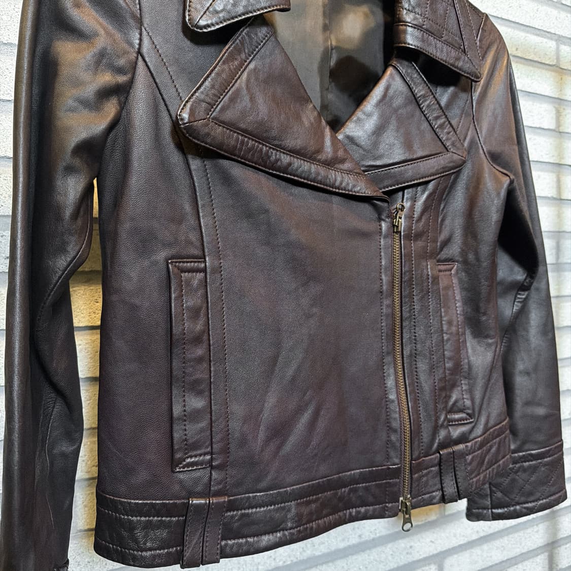 레이빔즈 쉽스킨 크롭 라이더자켓 카라 퀼팅패턴 디테일 버건디 상품이미지5