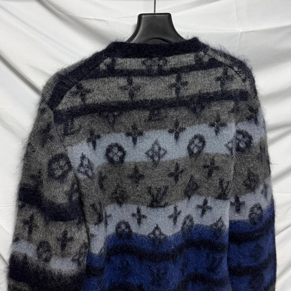 [S+급/L] 25SS 루이비통 모노그램 모헤어 가디건 블랙 상품이미지5