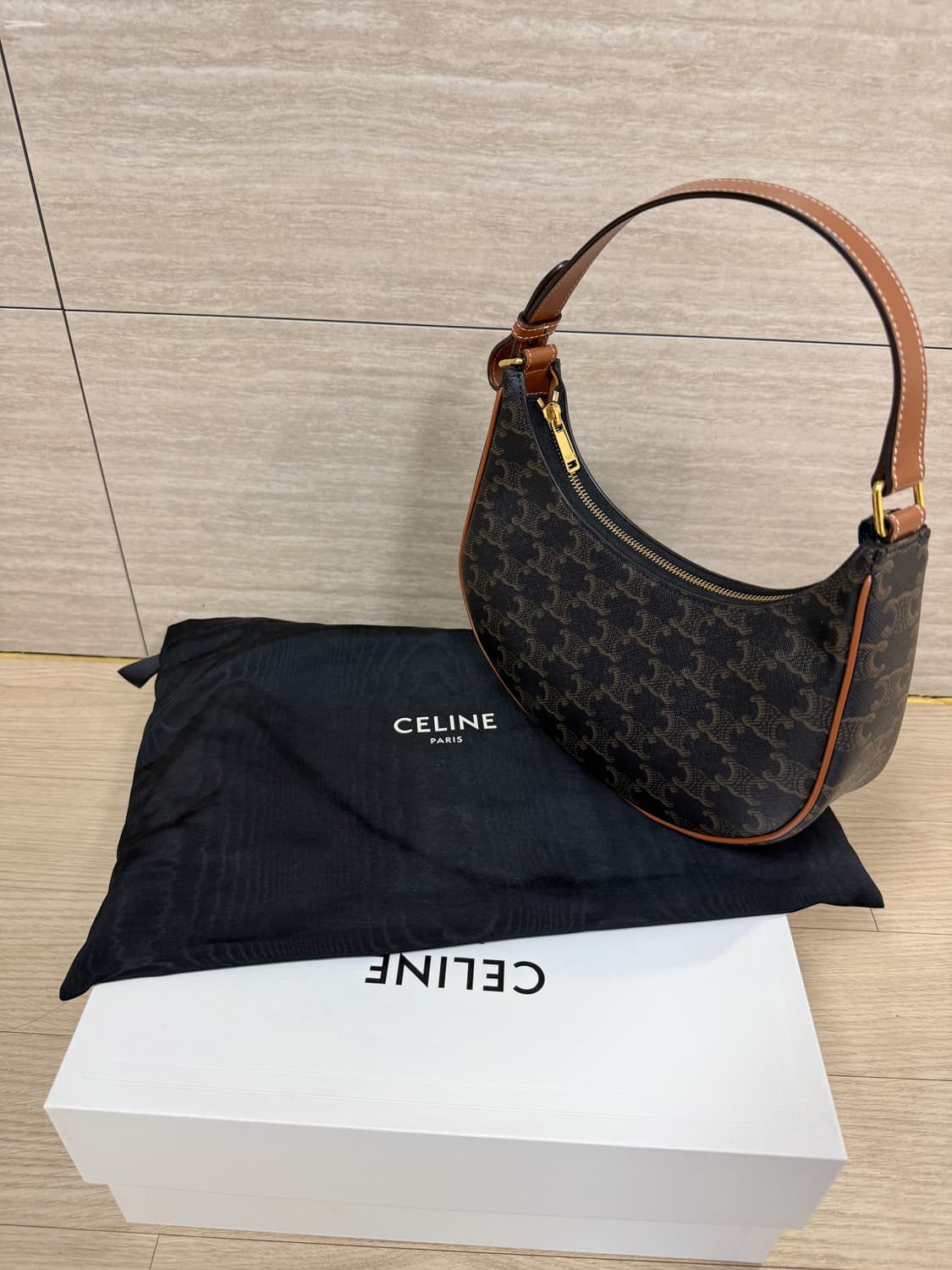 셀린느 아바백 미디움 팝니다 새상품 컨디션 상품이미지9