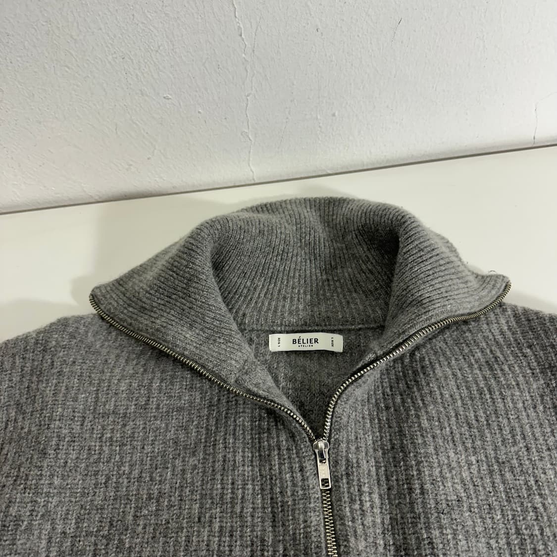 L 105 벨리에 그레이 폴라넥 캐시미어혼방 반집업니트 상품이미지4