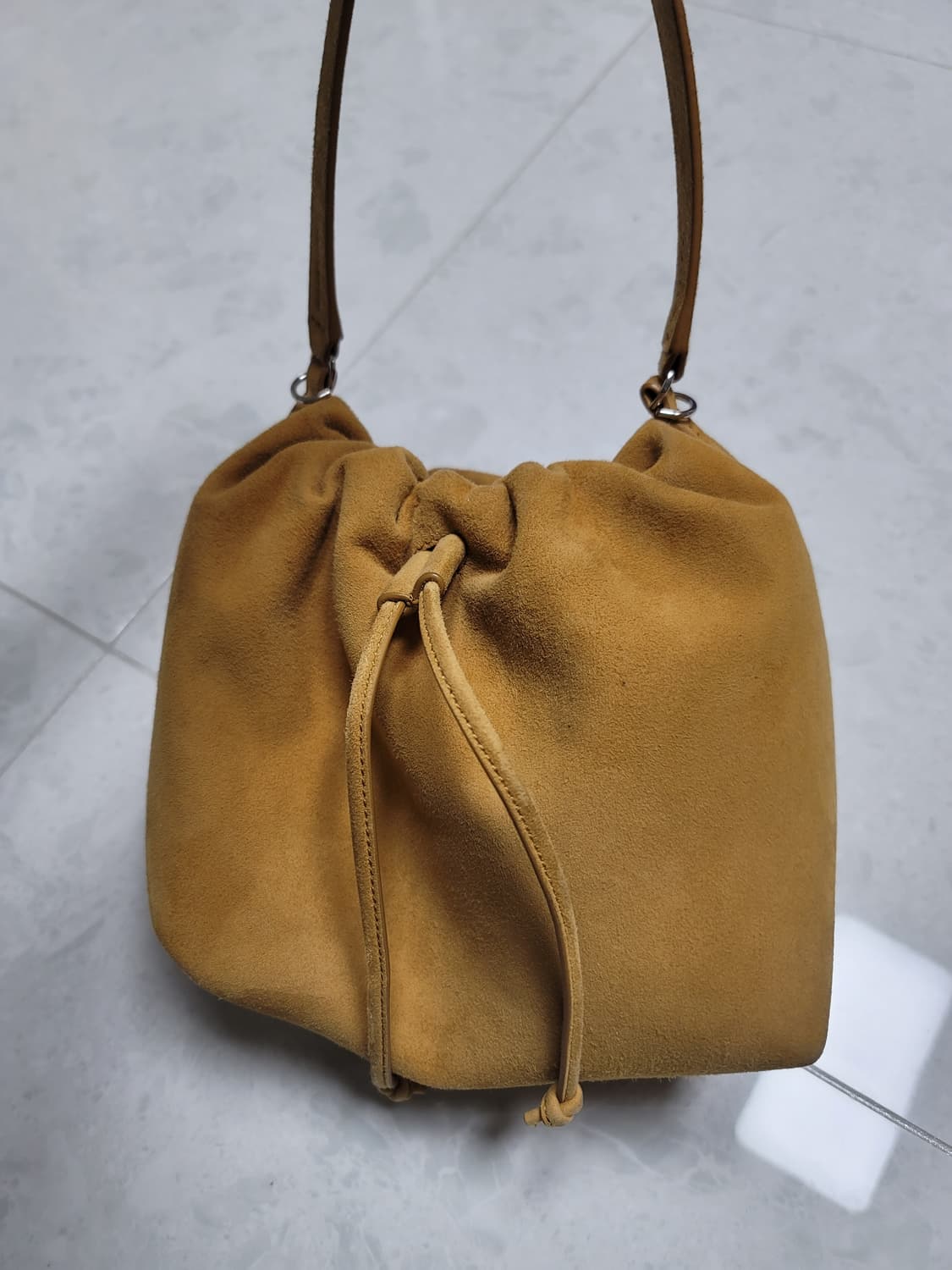 띠어리 스웨이드 복조리 미니 버킷백 상태굿 상품이미지1