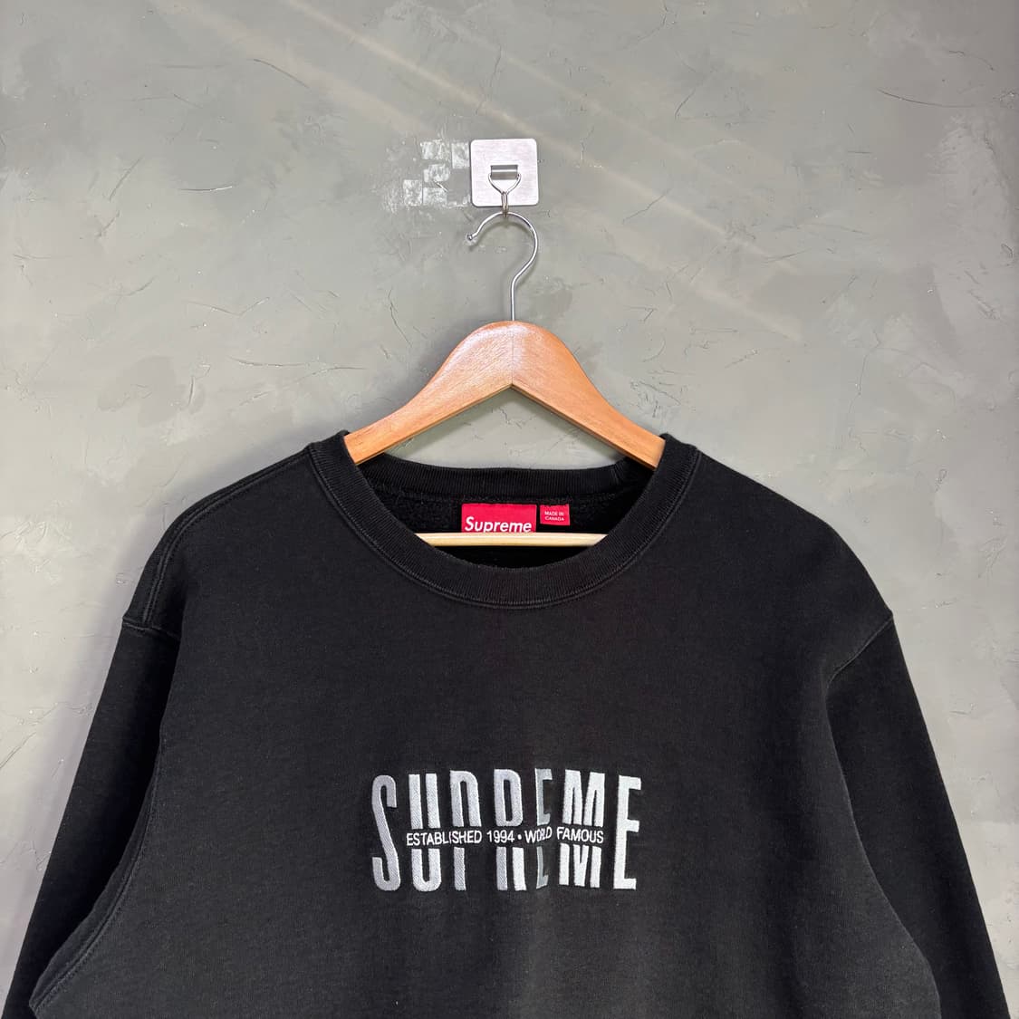 슈프림 18FW 월드 페이머스 맨투맨 블랙 상품이미지2