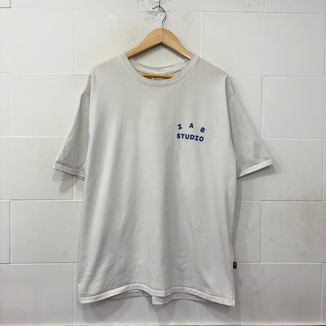 IAB studio 아이앱스튜디오 티셔츠 상품이미지1