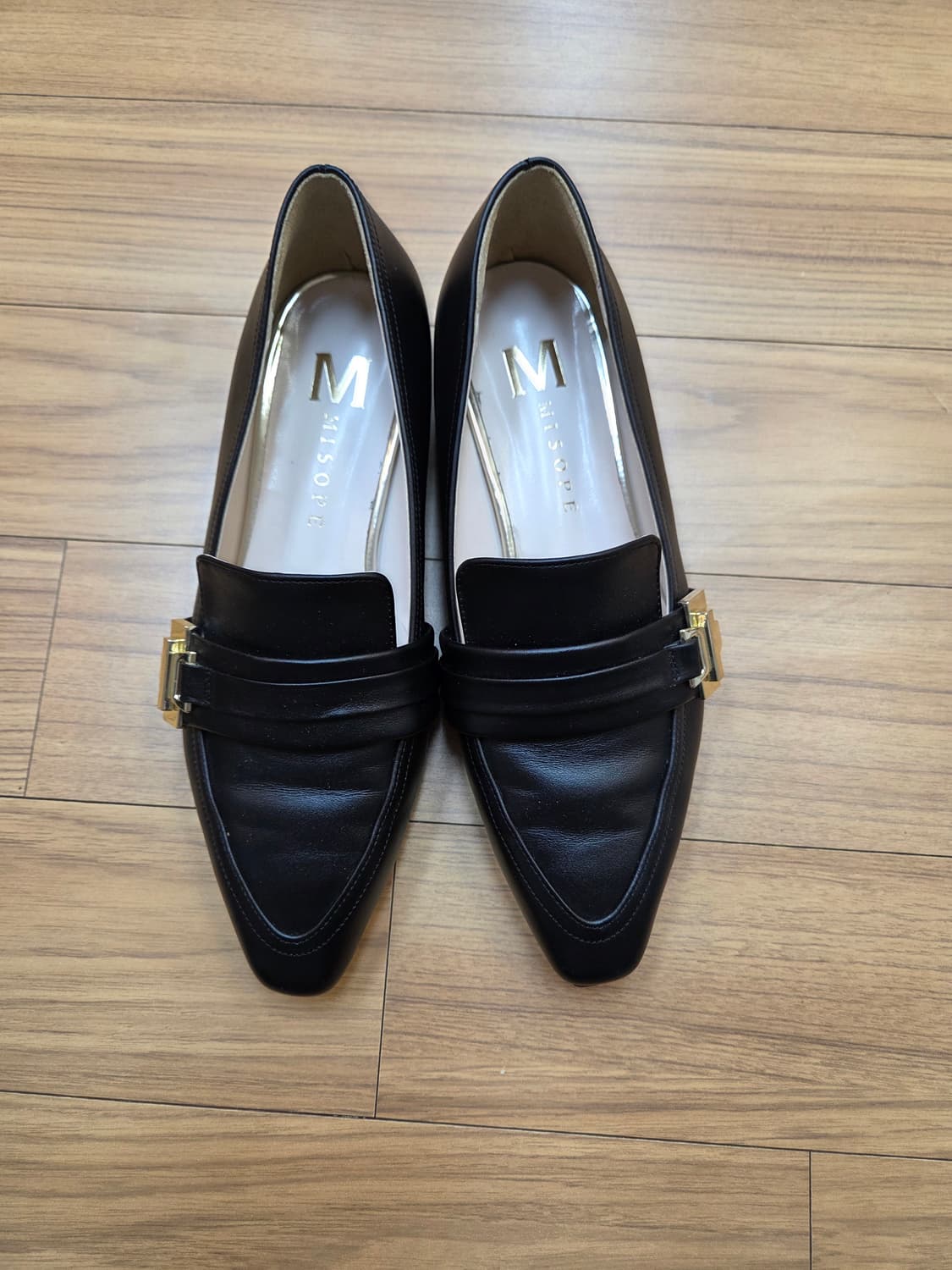 미소페 블랙 로퍼 230mm 판매합니다. 금장 버클 장식이 고급스러움을  상품이미지2