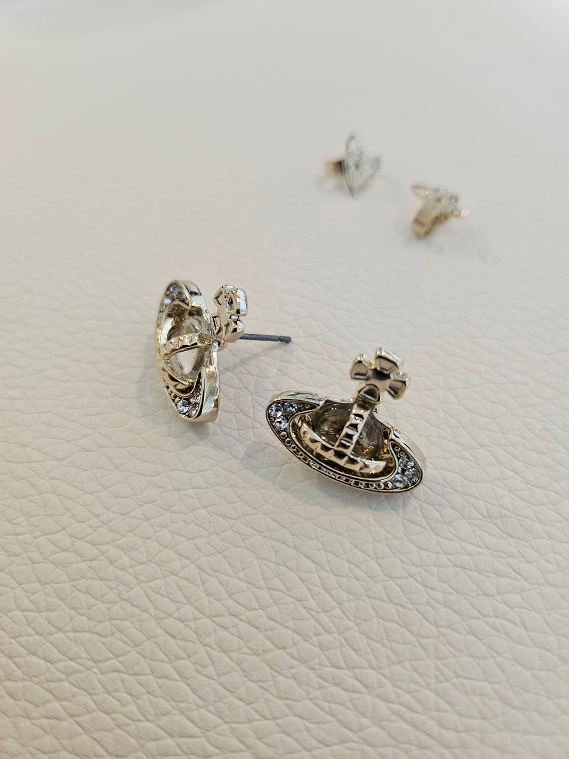 비비안웨스트우드 업사이클링 크리스탈 금장 귀걸이 상품이미지3