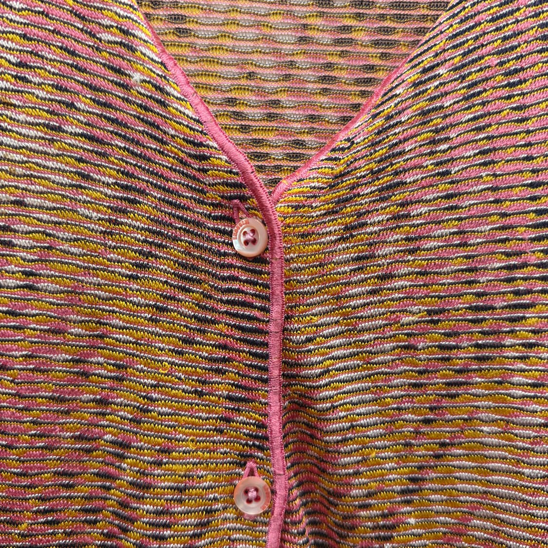 미쏘니 브이넥 긴팔 가디건 스트라이프 패턴 디테일 핑크 배색 컬러 상품이미지6