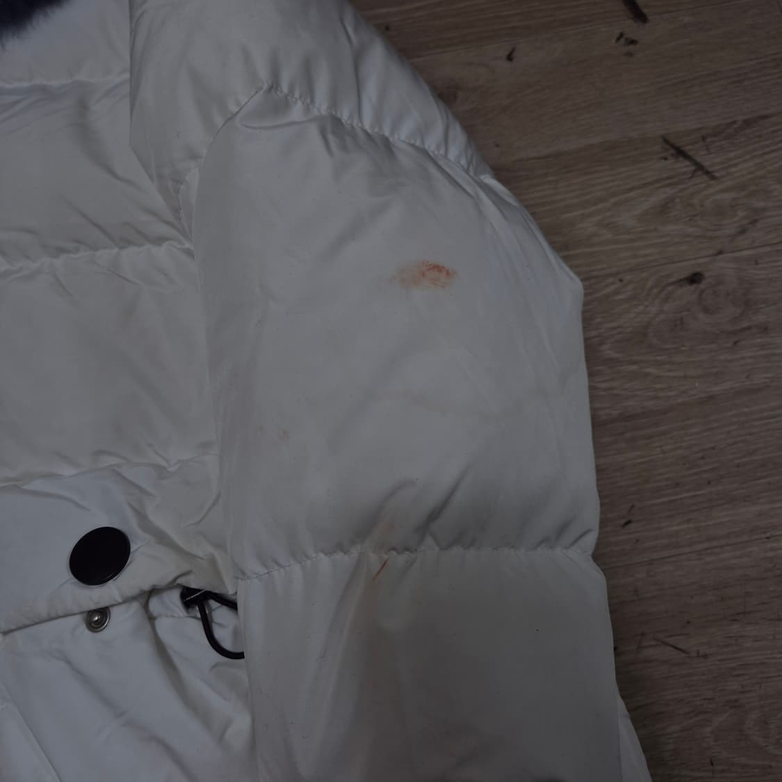 몽클레어 여성 시그니처 사이드 자수 와펜 퍼후드 패딩 점퍼 (3) 상품이미지4