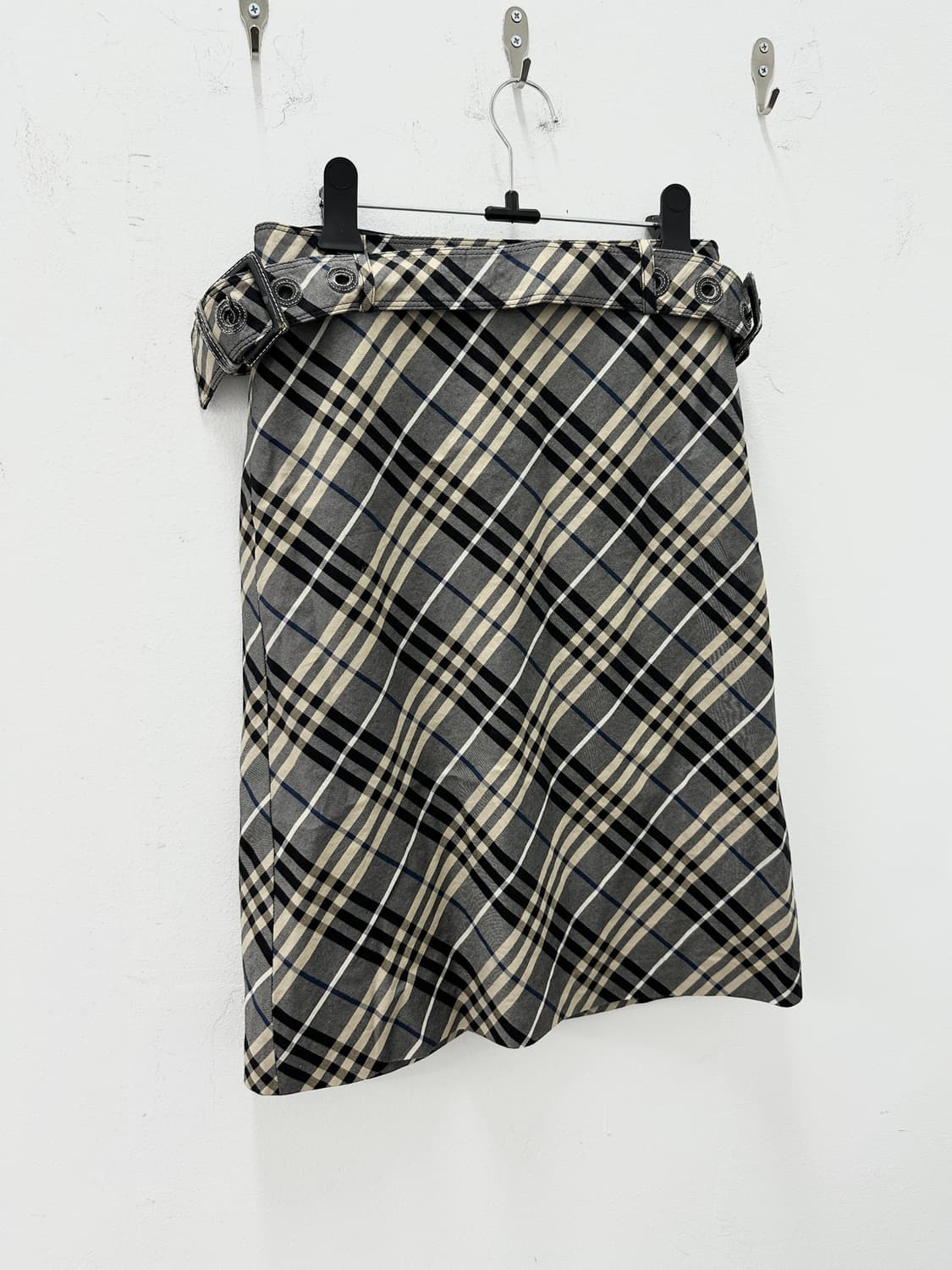 BURBERRY 블루라벨 체크 스트랩 미디스커트 상품이미지3