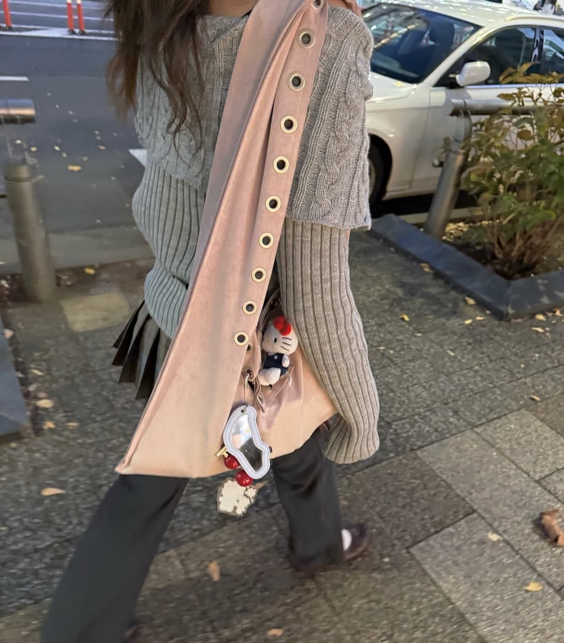 Polysooem eyelet suede shoulder bag pink 상품이미지4