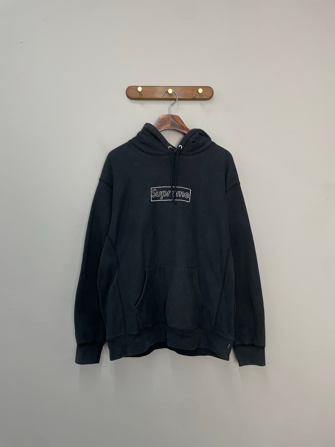 슈프림 x 카우스 초크 로고 블랙 후드티 H2332 상품이미지2