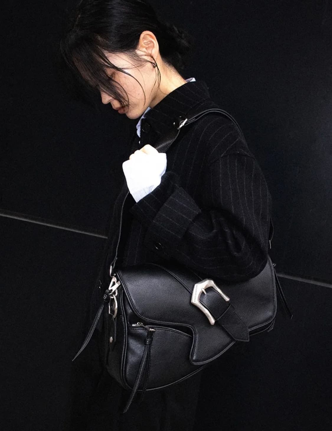 이우가마카라스 Bumpy buckle 숄더백 상품이미지1