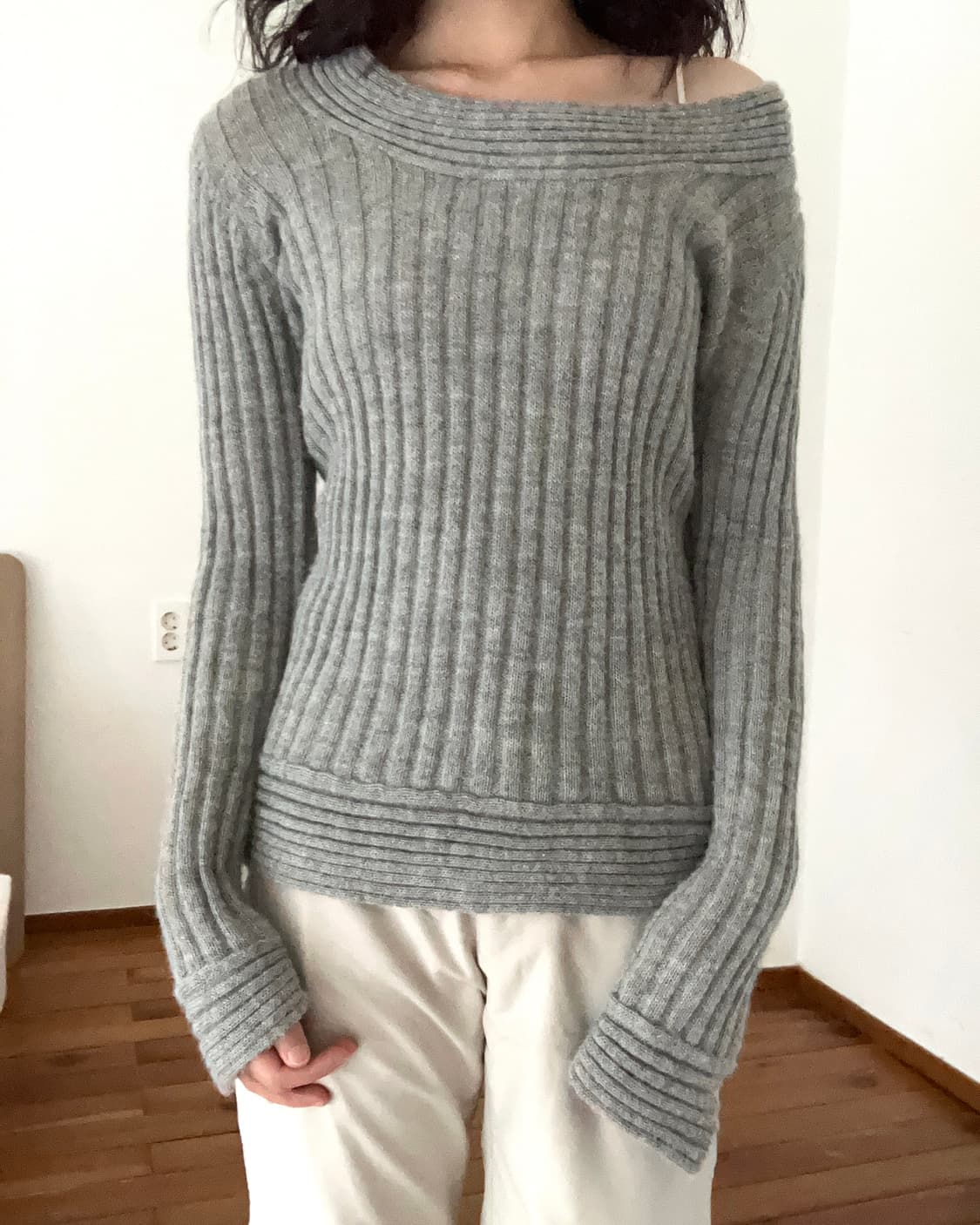 그레이 유니크 넥 슬림 니트 상품이미지8