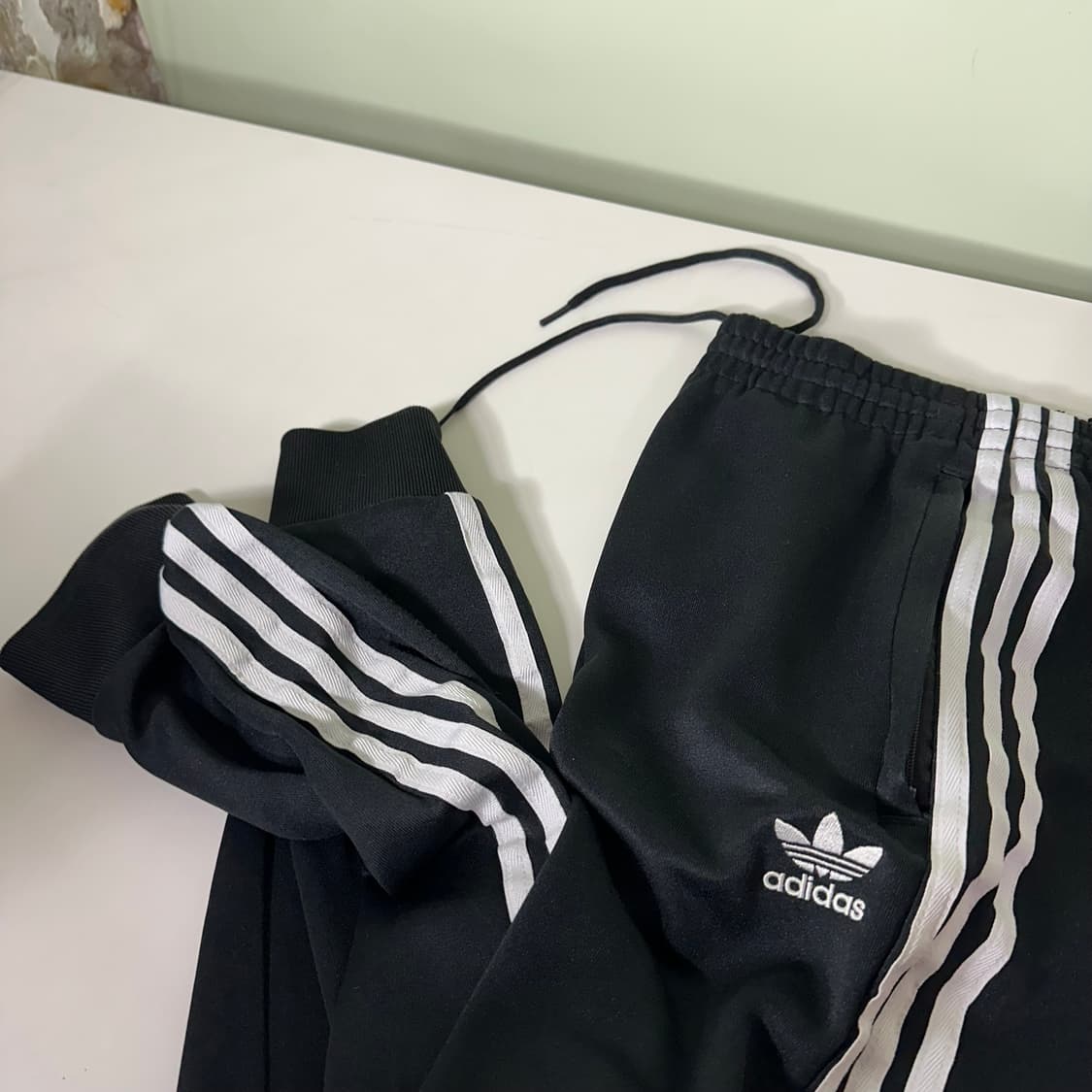 M 아디다스오리지날 레귤러핏 삼선사이드 져지재질 조거팬츠 상품이미지2