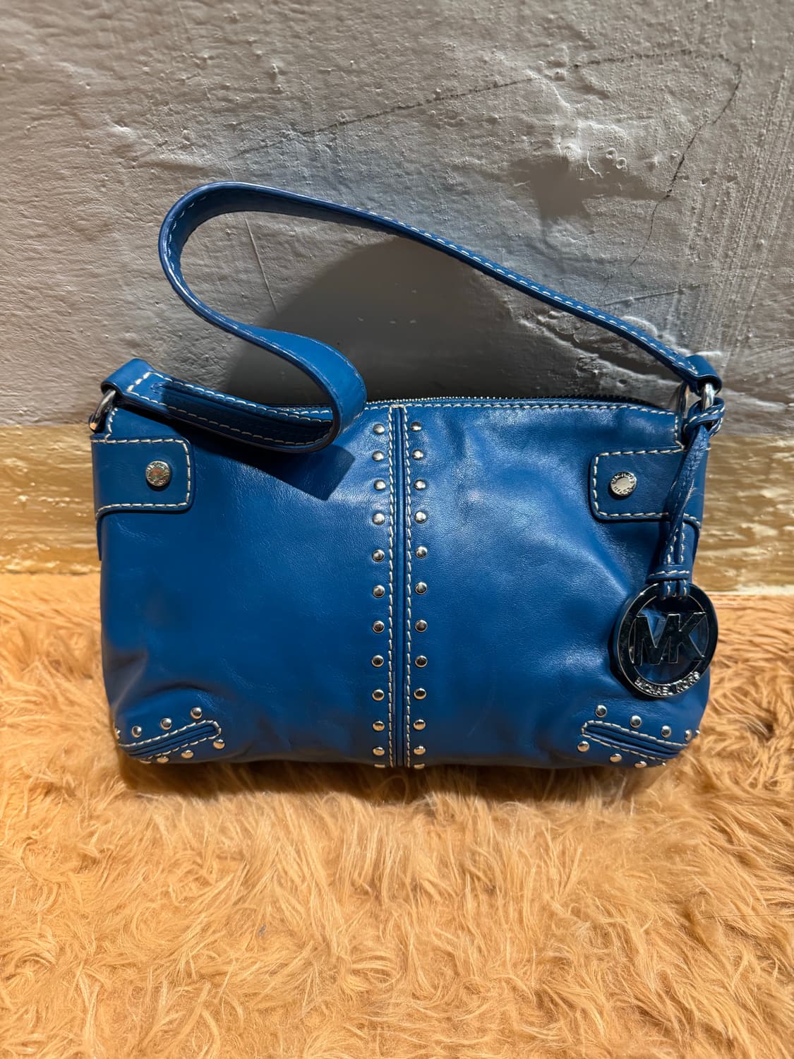 마이클코어스 아스터 스터드 숄더백 블루 상품이미지1