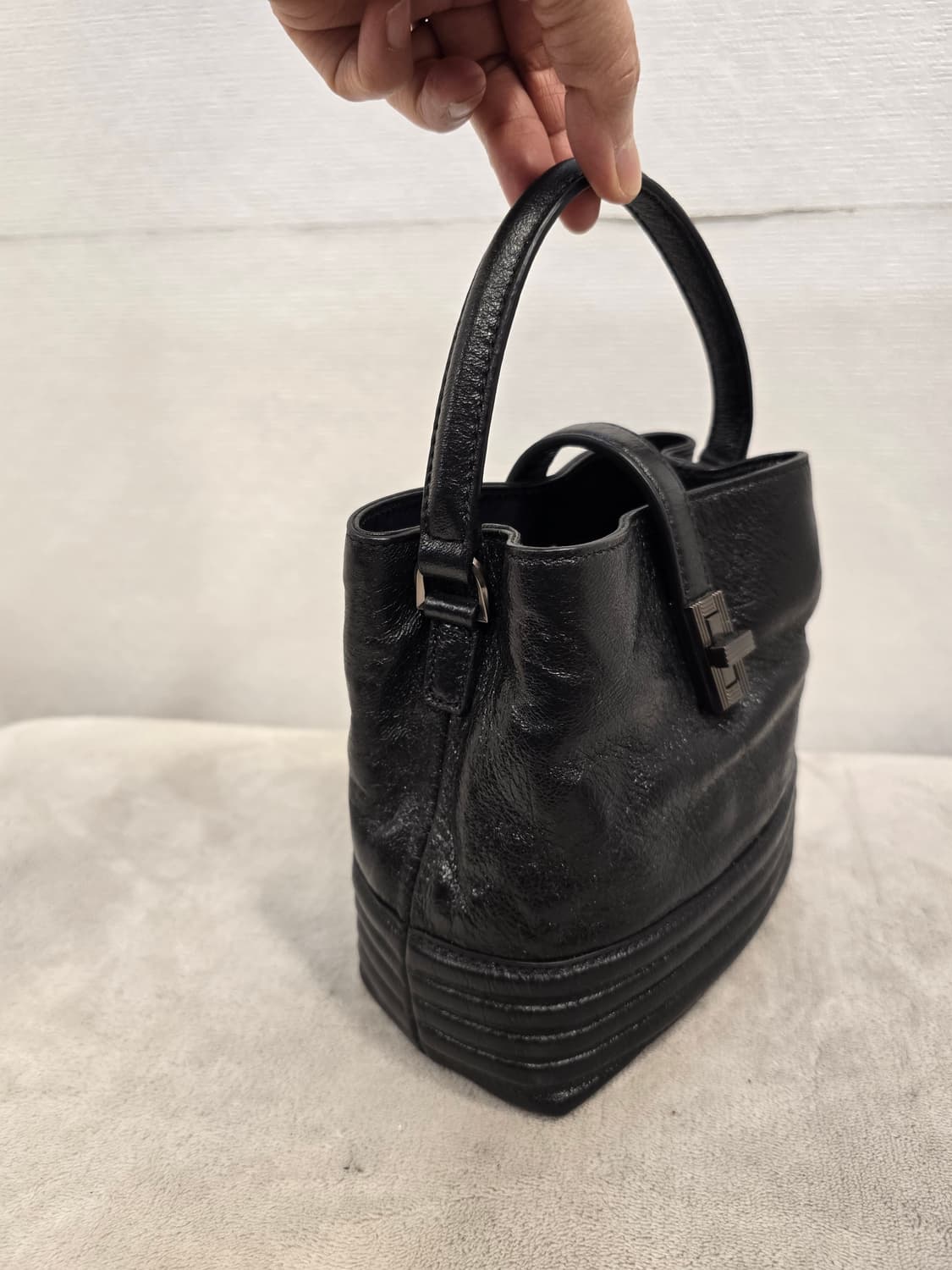 거의새거) 루즈앤라운지 보티첼리 미니 블랙 가죽 버킷백 상품이미지4